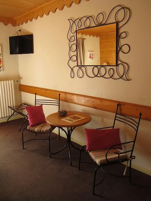 Hotel Logis La Charpenterie à Talloires