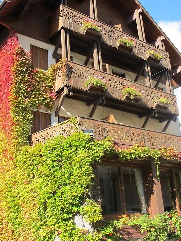 Hotel Logis La Charpenterie à Talloires 3*,
